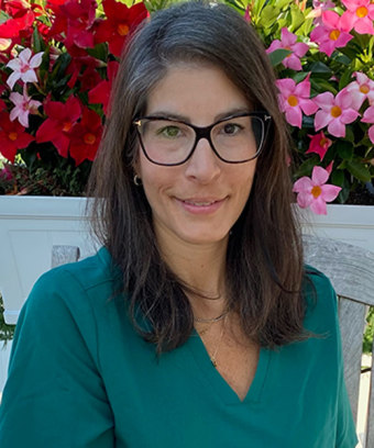 Farrah Horowitz, Long Island Veterinary Surgeon